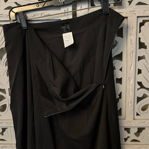 DAZY DARING BLACK SMOOTH BLACK PLEATED FLOWY MIDI SKIRT - Picture 8 of 10